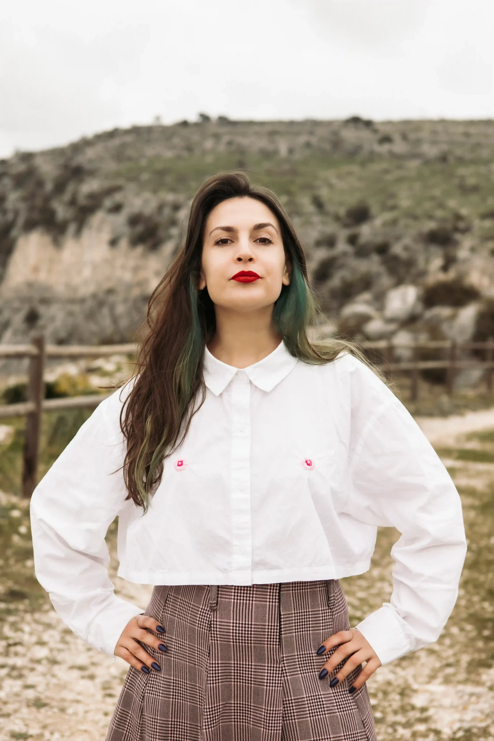 Immagine frontale di Lucia in natura